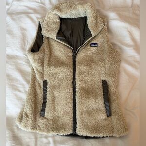 Patagonia Beige Fleece Vest with Dark Brow Accents